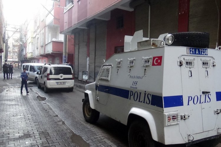 Diyarbakır'da 'g&uuml;r&uuml;lt&uuml;' tartışmasında silahla vuruldu
