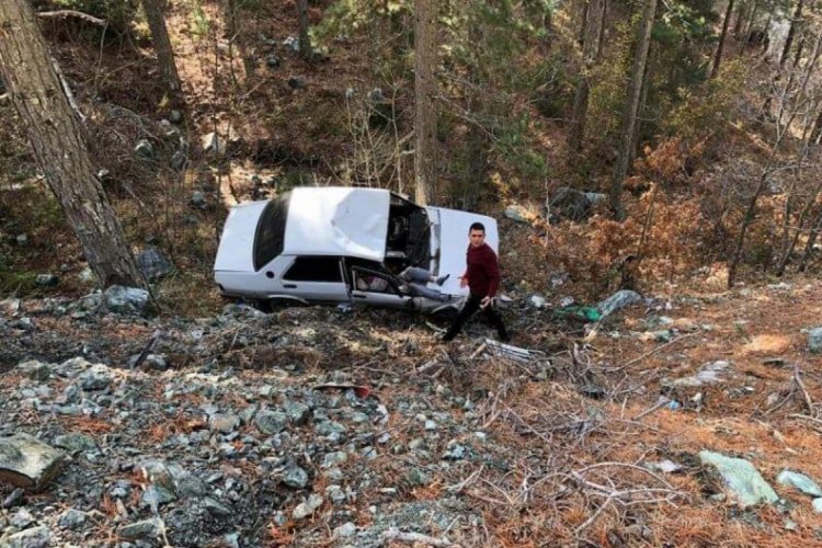 U&ccedil;uruma yuvarlanan otomobilin s&uuml;r&uuml;c&uuml;s&uuml; yaralandı