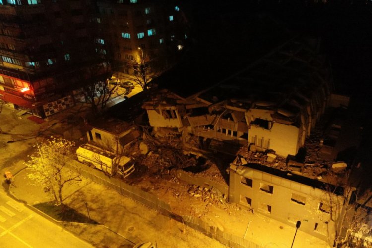 Bursa'da 6 katlı Eski Emniyet M&uuml;d&uuml;rl&uuml;ğ&uuml; binası b&ouml;yle yıkıldı