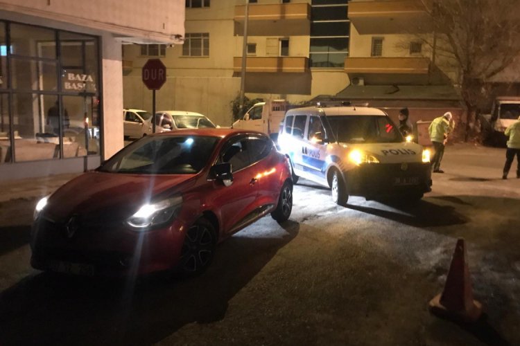 Polis aracına &ccedil;arpıp ka&ccedil;an ehliyetsiz s&uuml;r&uuml;c&uuml; ve arkadaşı yakalandı
