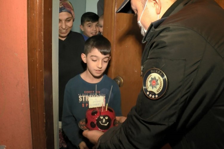 Bursa'da kısıtlamada, polisten s&uuml;rpriz doğum g&uuml;n&uuml;