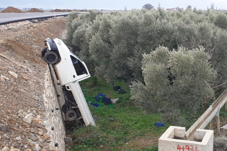 Bursa'da kaza sonrası terk edilen kamyonet, arazide dik olarak bulundu