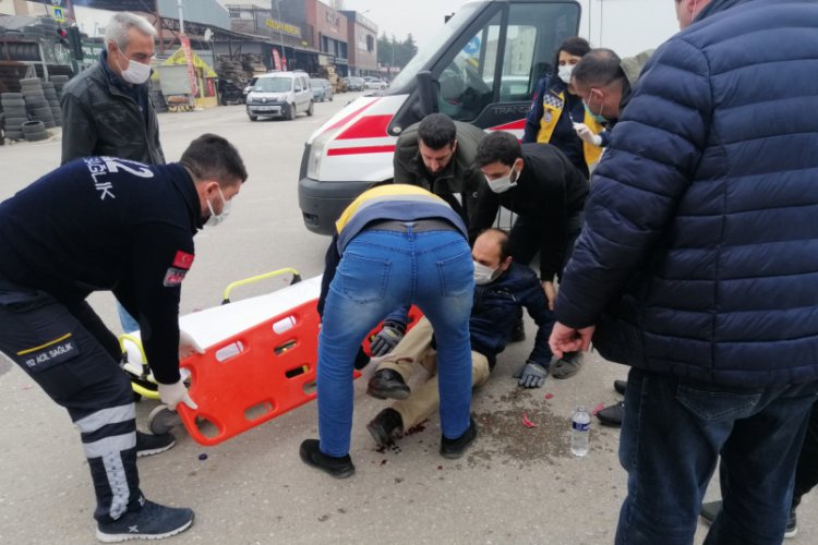 Bursa'da minib&uuml;sle &ccedil;arpışan motosikletli yaralandı