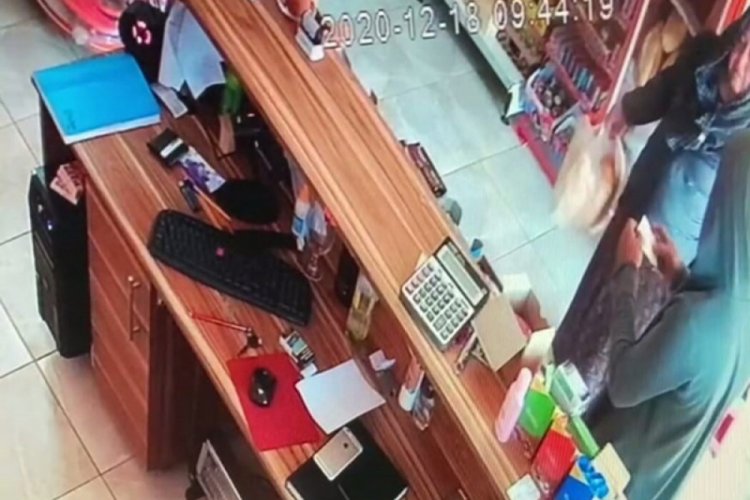 Gelen m&uuml;şteriye ekmek sattı, &ccedil;ıkarken bahşiş bıraktı