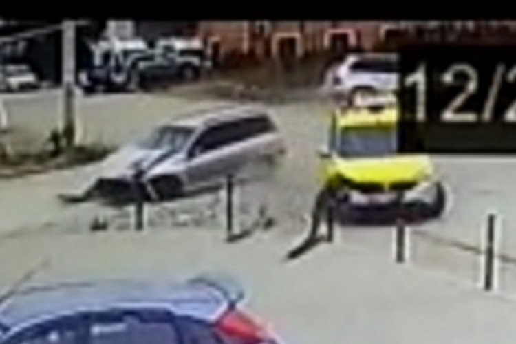 Bursa'da otomobil ile ticari taksinin kazası kamerada