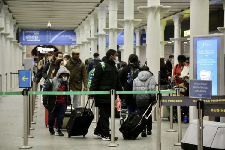 Londra'da y&uuml;zlerce kişi tren istasyonlarına akın etti!