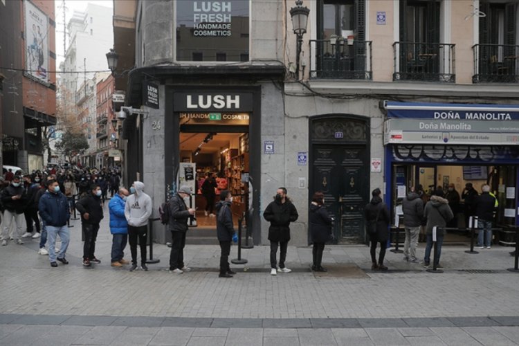 Yılbaşı ne zaman 2021 resmi tatil mi hangi güne denk geliyor İspanyollar Noel piyangosu umuduyla saatlerce kuyrukta bekliyor