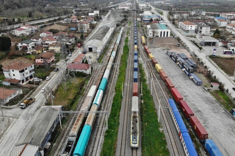 &Ccedil;in'e g&ouml;nderilen tren Sakarya'da havadan g&ouml;r&uuml;nt&uuml;lendi