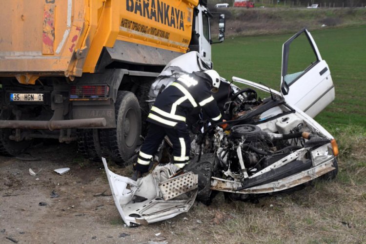 Kamyon ile &ccedil;arpışan otomobil hurdaya d&ouml;nd&uuml;, s&uuml;r&uuml;c&uuml; &ouml;ld&uuml;