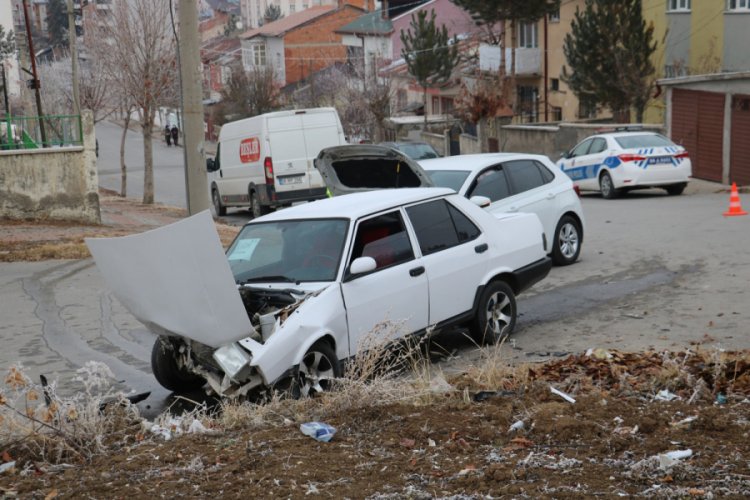 Satılığa &ccedil;ıkardığı otomobil ile kaza yaptı