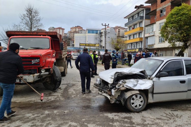 Kamyon ile otomobil kafa kafaya &ccedil;arpıştı