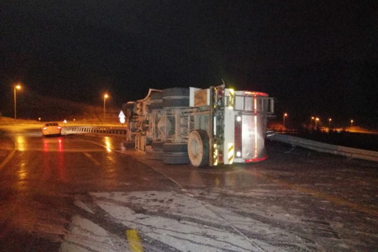 S&uuml;t tankeri devrildi, tonlarca s&uuml;t yola d&ouml;k&uuml;ld&uuml;