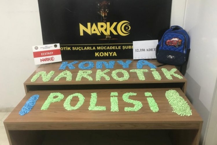 Okul &ccedil;antasında uyuşturucu satışı polise yakalandı