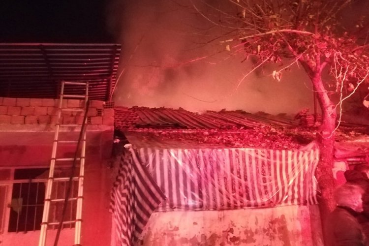 İzmir'de evde &ccedil;ıkan yangın bitişikteki binaya sı&ccedil;radı