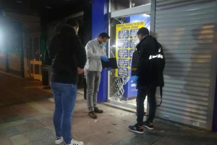 Bisikletli hırsızlar iş yerinden 25 cep telefonu &ccedil;aldı