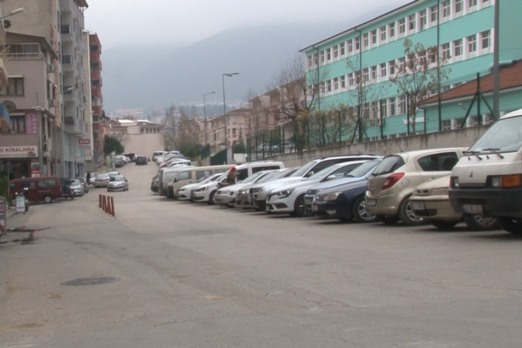 Bursa'da Kocasinan Caddesi sakinleri otopark sıkıntısı &ccedil;ekiyor (&Ouml;ZEL HABER)