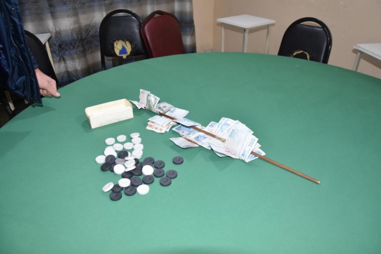 K&uuml;tahya'da dernekte kumar oynayan 19 kişiye 60 bin lira ceza
