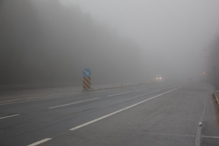 Bolu Dağı ge&ccedil;işinde sis ve yağmur