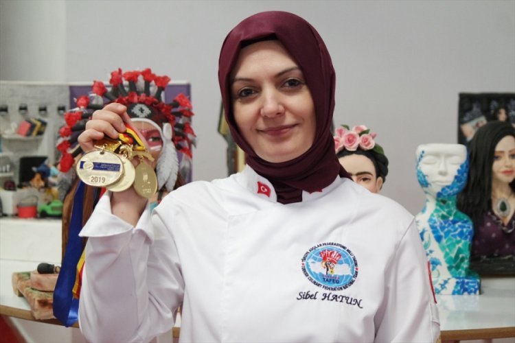 Bursa'da milli takıma se&ccedil;ilen kadın pastacı altın madalyaların sahibi oldu