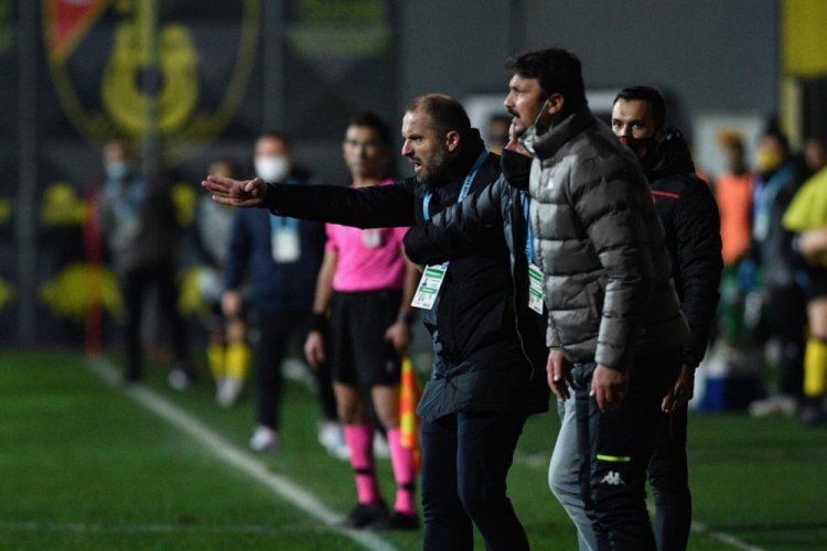 Bursaspor Teknik Direkt&ouml;r&uuml; Mustafa Er, kariyerindeki ilk kırmızı kartı g&ouml;rd&uuml;