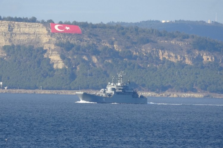 Savaş gemisi Novocherkassk &Ccedil;anakkale Boğazı'ndan ge&ccedil;ti