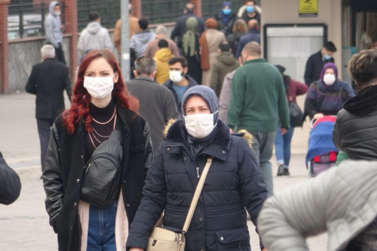 Vaka oranı y&uuml;zde 50 d&uuml;şt&uuml;! Bursa'da vatandaşlar kısıtlamaların fayda sağladığını d&uuml;ş&uuml;n&uuml;yor