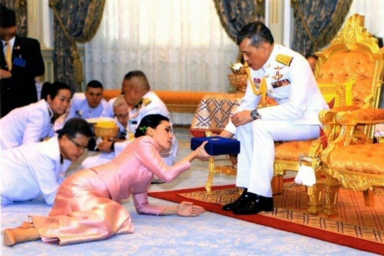 Tayland Kralı'nın resmi sevgilisinin &ccedil;ıplak fotoğrafları sızdırıldı