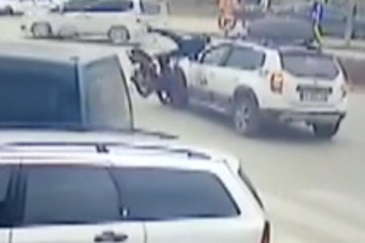 Bursa'da cip ile motosikletin &ccedil;arpıştığı kaza kamerada