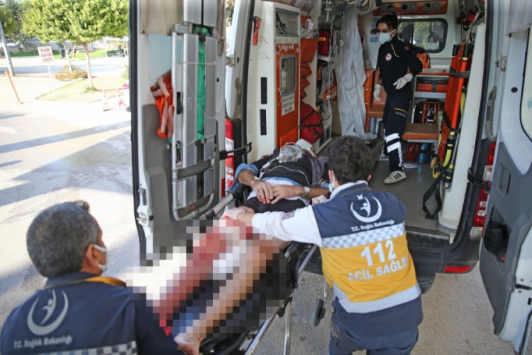 Tartıştığı sağlık &ccedil;alışanı akrabasını bı&ccedil;akla yaraladı