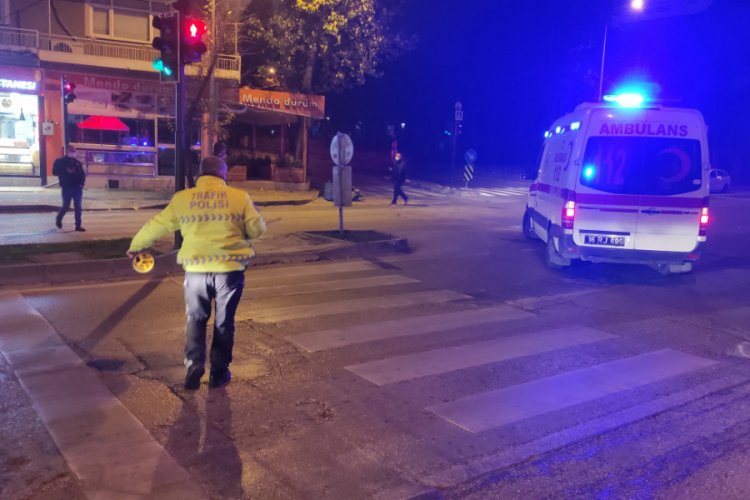 Bursa'da ambulans ve motosiklet kafa kafaya &ccedil;arpıştı