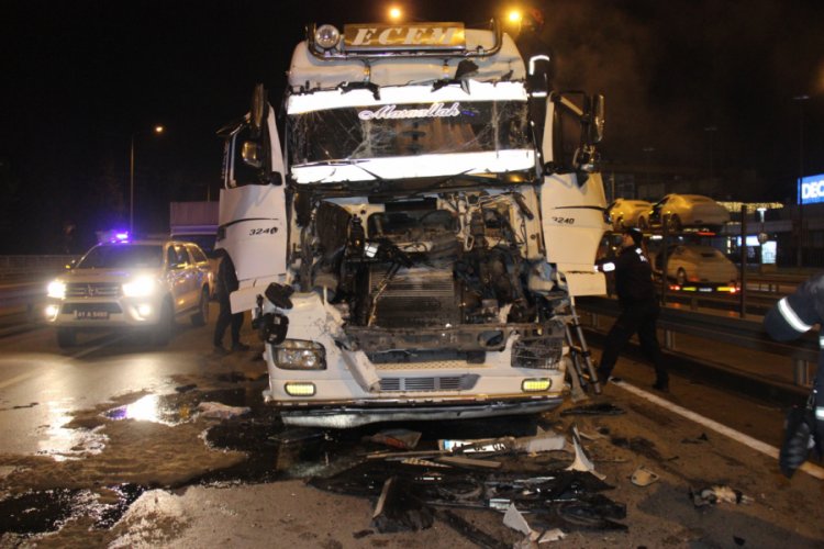 D100'de tanker, hafriyat kamyonuna &ccedil;arptı