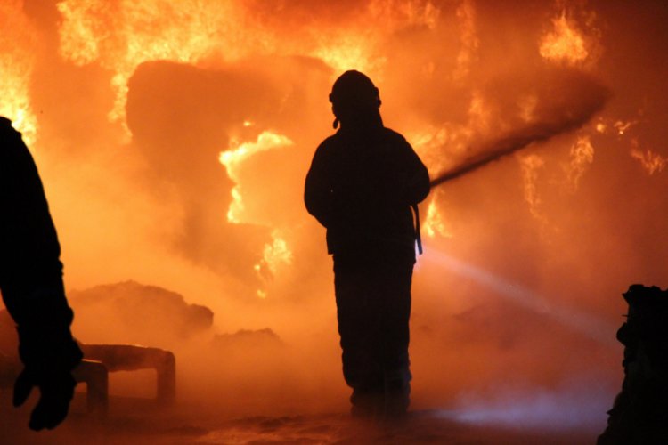 Kocaeli'deki fabrika yangını 4 saatte söndürüldü