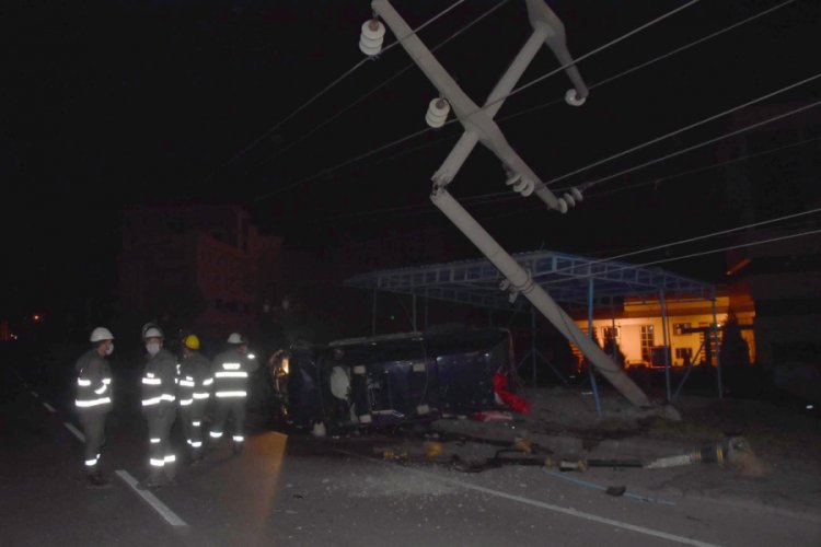 Alkollü sürücü yüksek gerilim hattı direğine çarptı, 8 mahalle elektriksiz kaldı