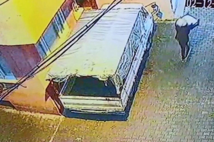 Bursa'daki muz hırsızı güvenlik kamerasından kaçamadı