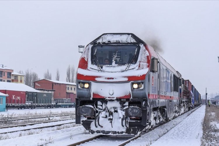 Türkiye'den Çin'e gidecek ikinci blok ihracat treni Kars'tan Gürcistan'a uğurlandı