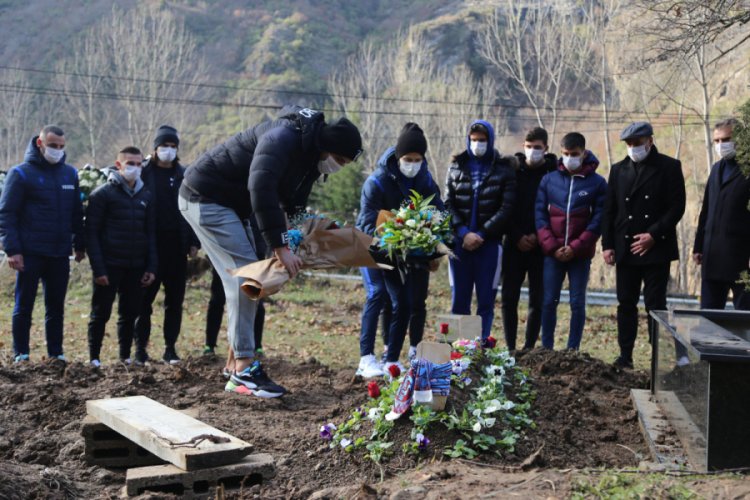Abdullah Avcı ve futbolcular, Özkan Sümer'in mezarını ziyaret etti