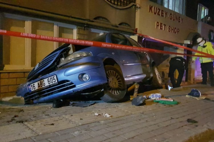 Bursa'da alkollü sürücü, evine gitmek için durakta bekleyen kadına çarptı