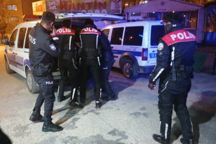 Bursa'da aranan iki kişi, kısıtlamayı ihlal edince yakalandı