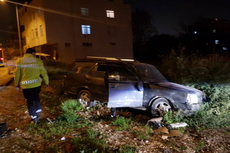 Bursa'da kısıtlamada kovalamaca sonucu kaza yaptı, aracı bırakıp kaçtı