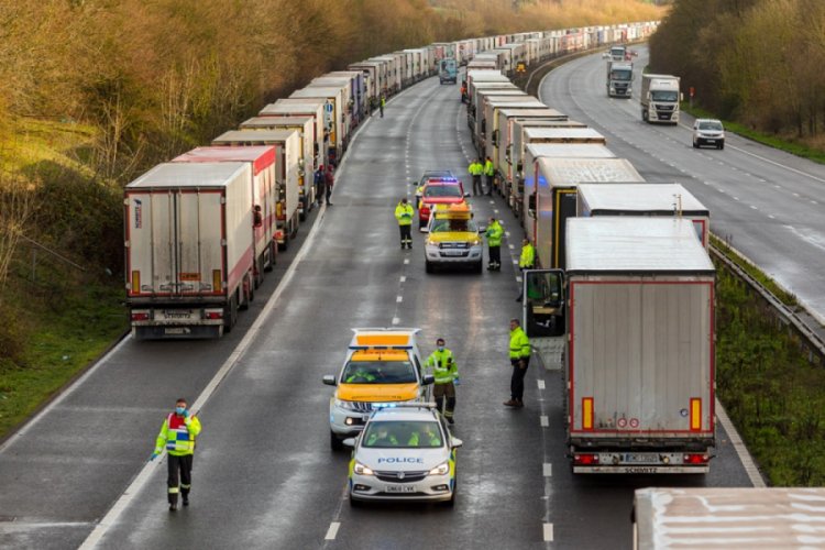 İngiltere ve Fransa arasındaki yasak yolcu ve şoförleri mağdur etti