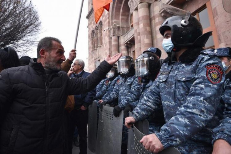Ermenistan'da protestocular başbakanlık binasını kuşattı