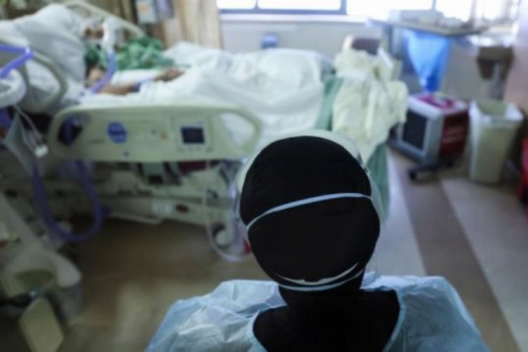 Kovid-19 hastası, oda arkadaşını "dua ettiği için" oksijen tüpüyle öldürdü