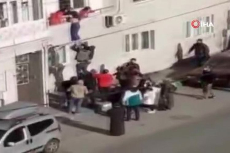 Bursa'da sinir krizi geçirip balkondan atlamaya çalışan kızı, babası kurtardı