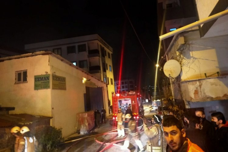 Sancaktepe'de iş yerinde korkutan yangın