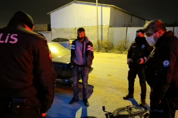 Bursa'da kısıtlamayı ihlal edip, bisikletten düşünce yakalanan şüpheliden uyuşturucu çıktı