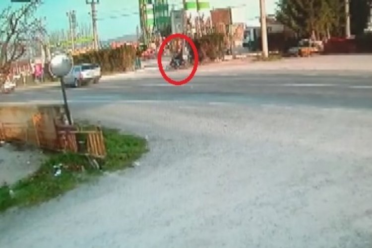 Bursa'da otomobilin çarptığı motosiklet sürücüsü böyle uçtu