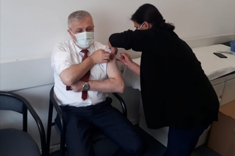 Bursa İl Sağlık Müdürü Yavuzyılmaz, aşı için gönüllü oldu