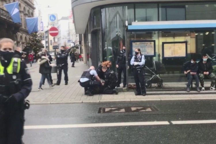 Almanya'da polisin şiddet uyguladığı başörtülü kadın Alman çıktı