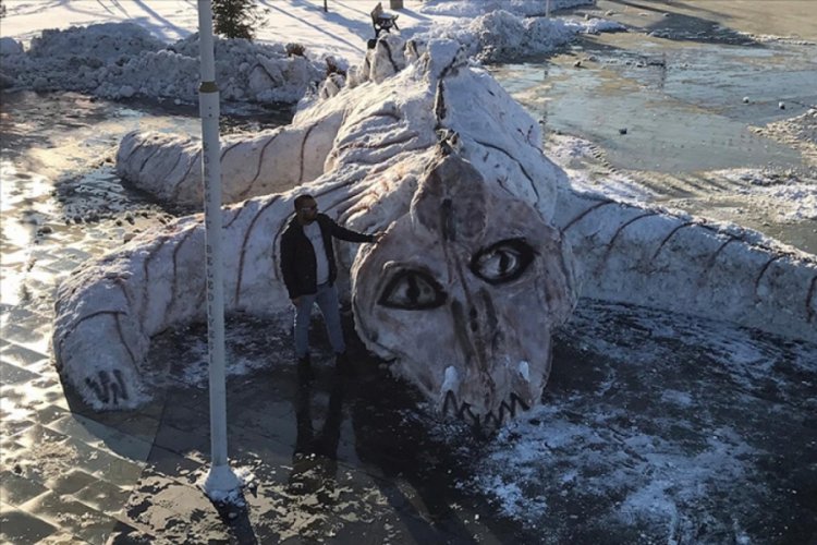 Van'da işçiler kardan canavar yaptı