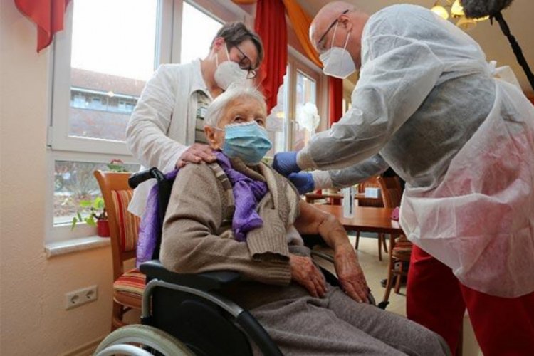 Almanya'da ilk aşı 101 yaşındaki kişiye yapıldı